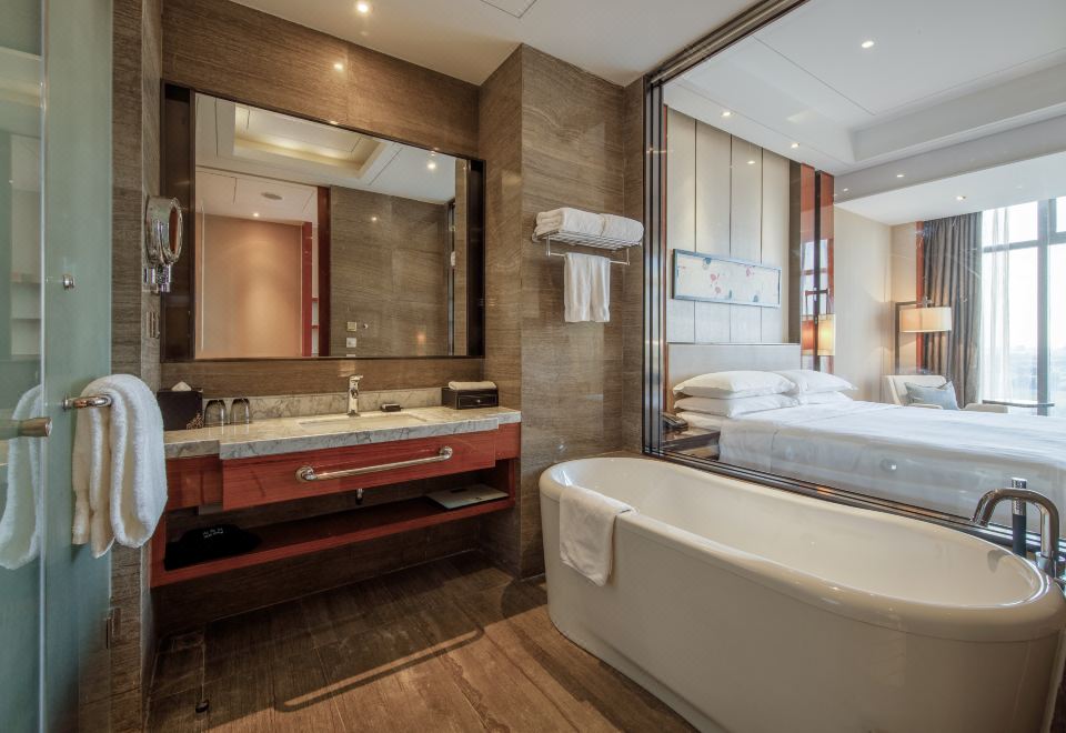 Sheraton Langfang Chaobai River HotelSelected Deluxe Room (Double Bed)