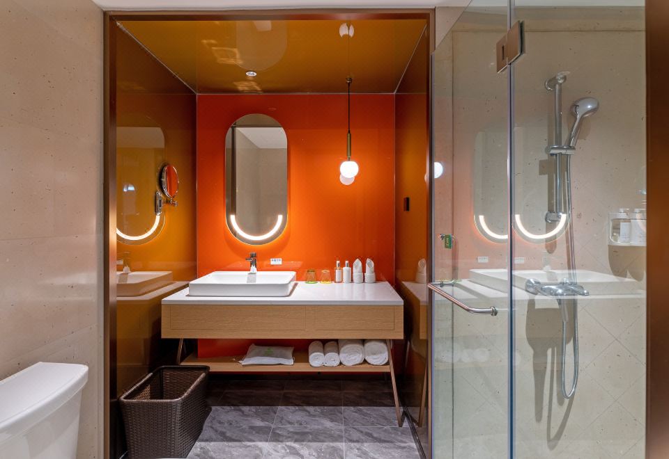 女士大床房（落地窗、智能语音系统、小冰箱）