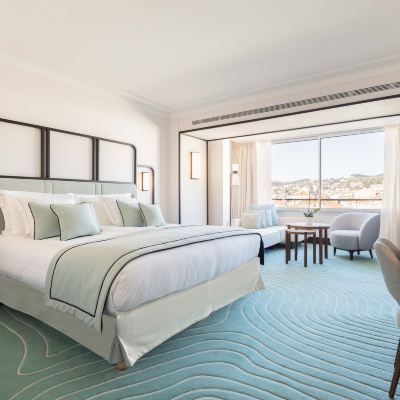Deluxe Junior Suite with view of the city of Cannes