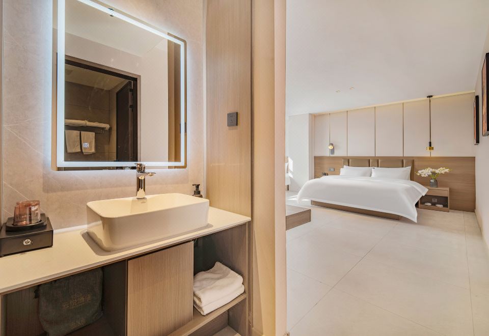 Deluxe Family Room (Skin-Friendly Bedding + Comfortable Mattress + Screen Projection Tv)