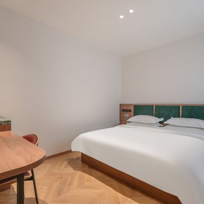 商務靜謐大床房「記憶深睡眠枕墊+辦公桌椅+行李架」 24K國際連鎖飯店（上海人民廣場店）優惠