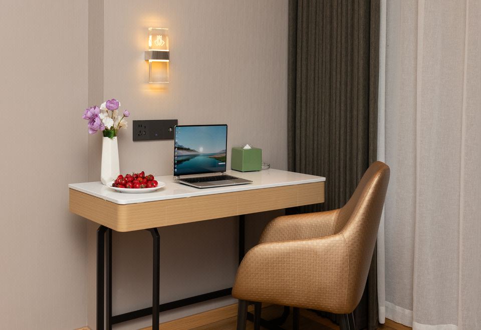 Magnotel Hotel (Jinzhong Lingshi Xinjian Street)Zero Pressure Quiet Elegance Double Bed Suite