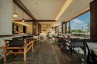 Luxury Mountain View Hot Spring Resort (Private Oxygen Spa Hotel at the Foot of the Snowy Mountain)