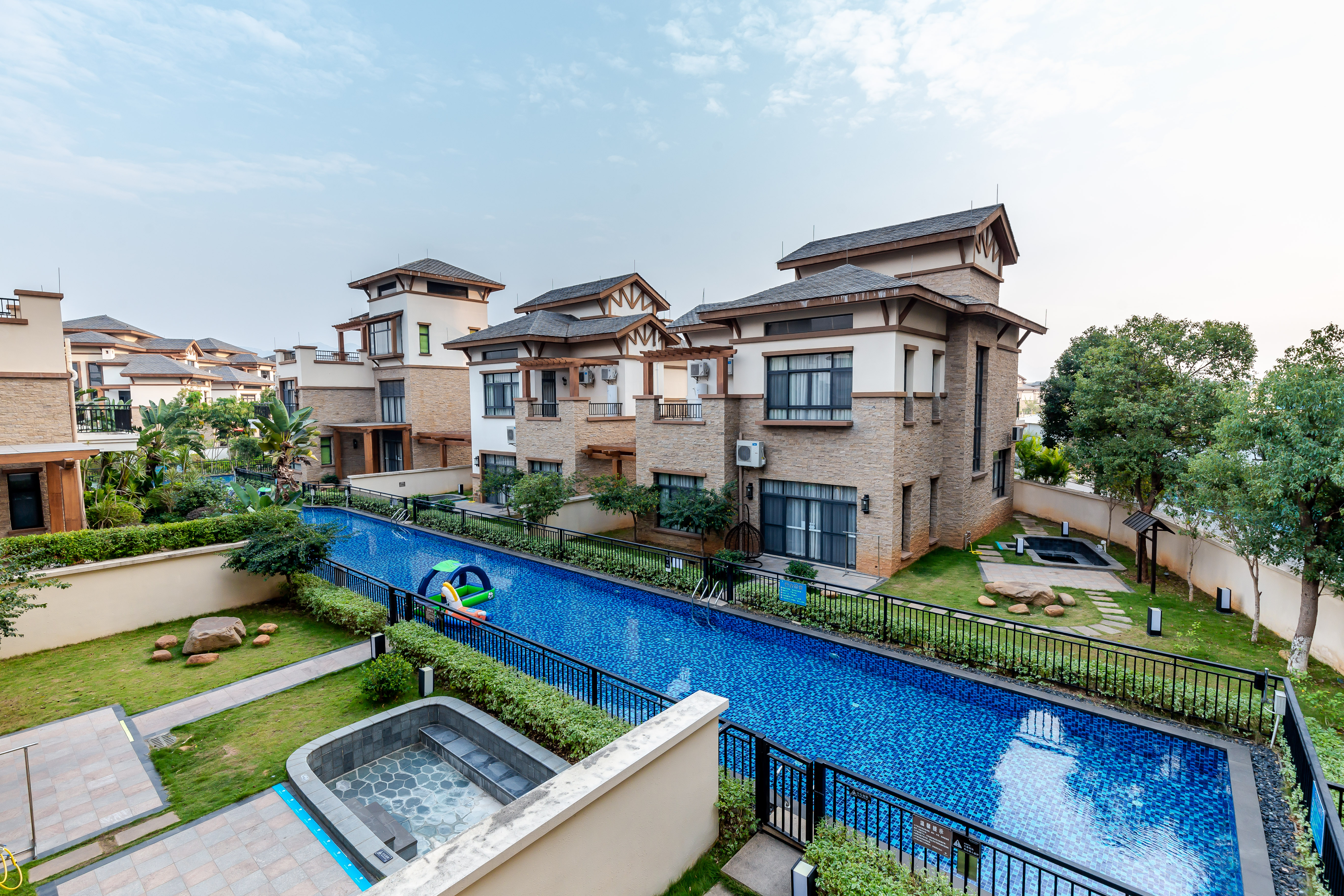 Baodun Lake Hushan Hot Spring ResortSingle-Family Villa Bicui 3-Bedroom 4-Bed Hydrophilic Family Hot Spring Villa (KTV)