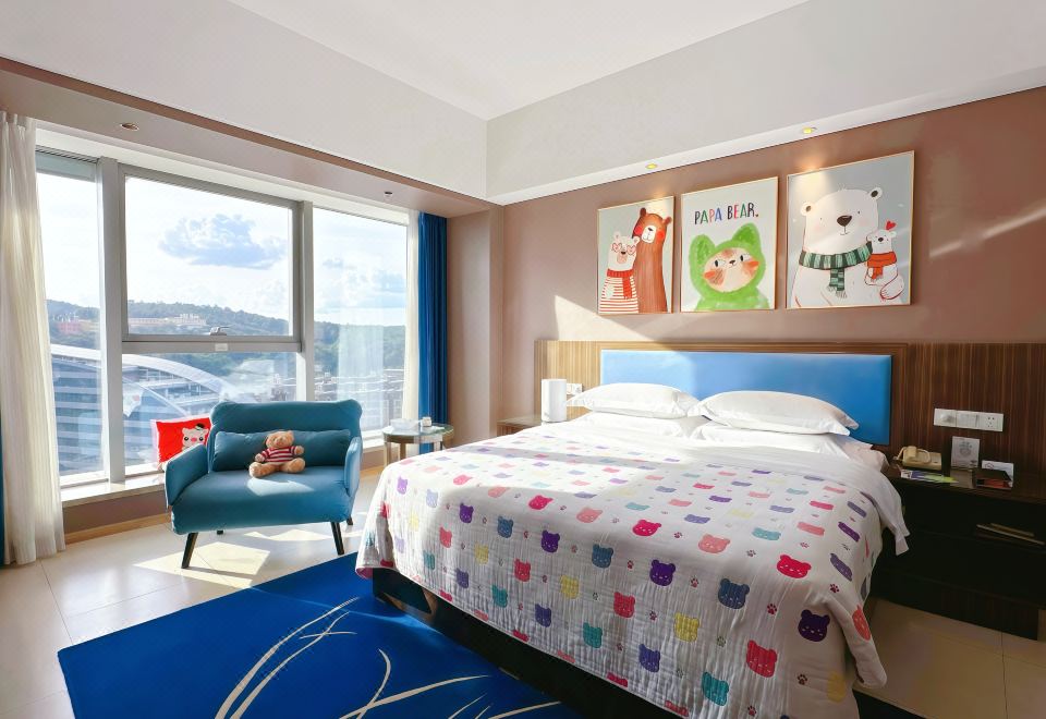 亲子主题大床房（小童梳化床+小童洗漱用品+木马）