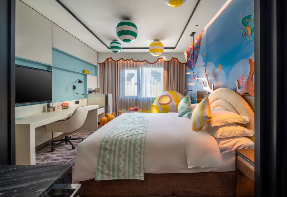 糖果飞屋主题大床房（鱼嘴小屋丨玩具桌丨浴缸）