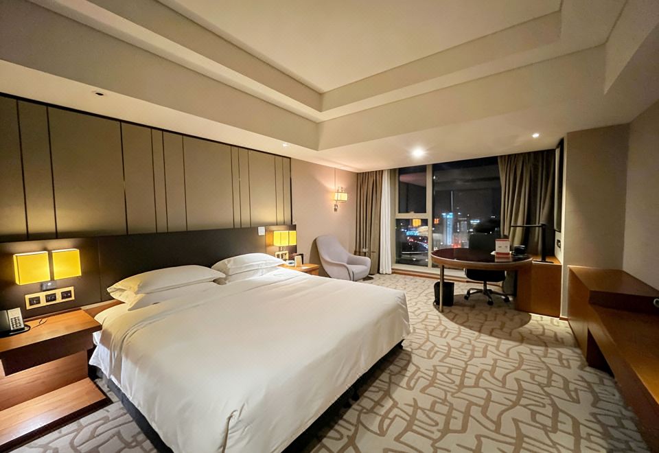 Swiss Grand NanchangDeluxe River-view Queen Room