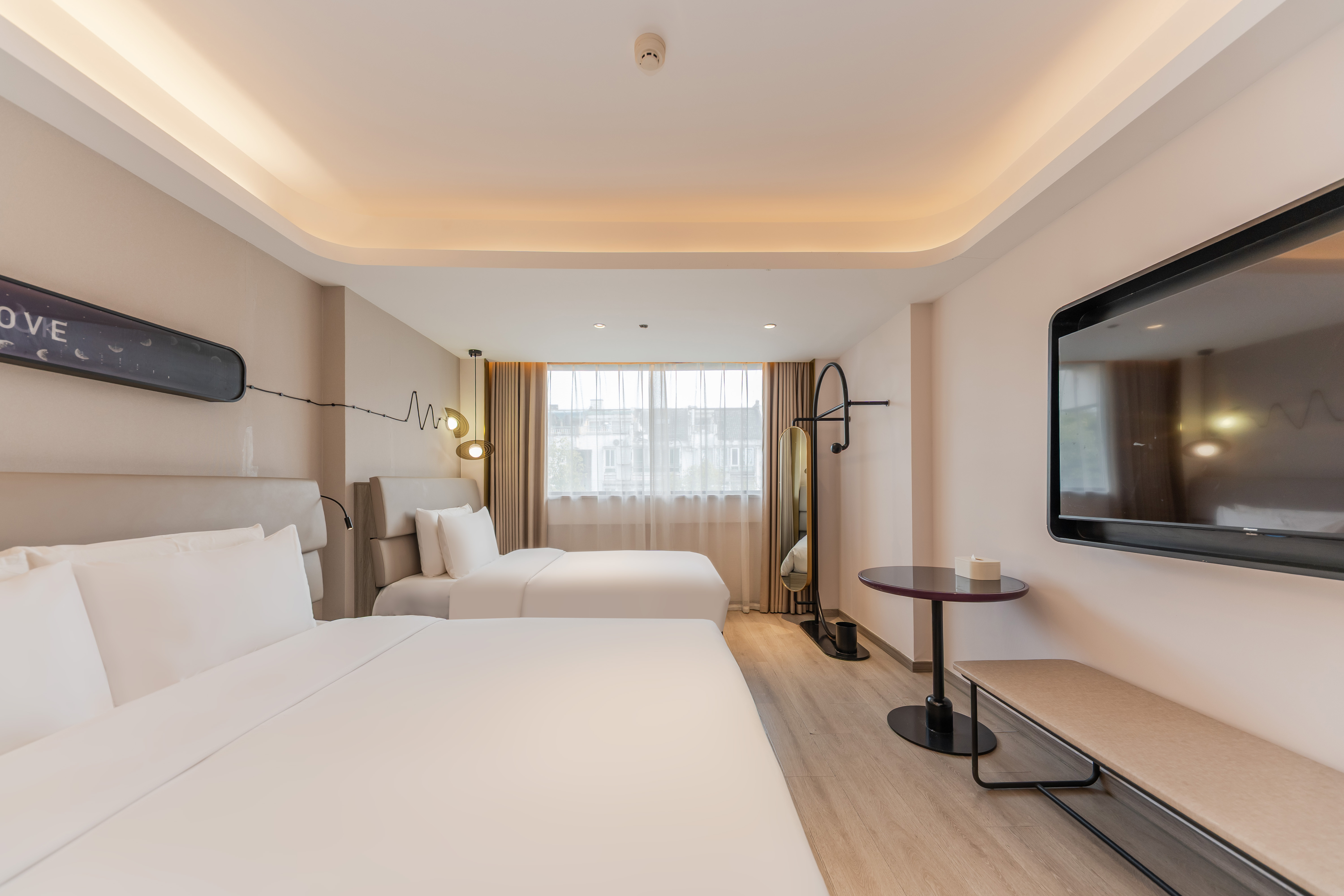 家庭房（智能投屏+徕芬吹风机）