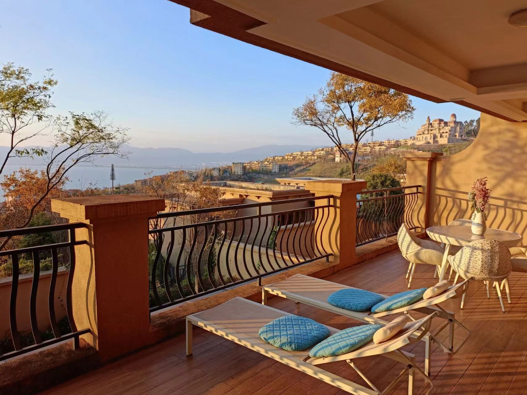 豪华湖景叠院二室二衞标间套房