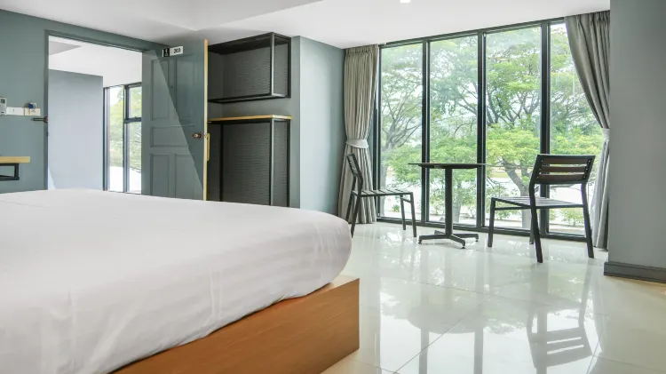 ห้องเตียงใหญ่พร้อมวิวทะเลสาบ