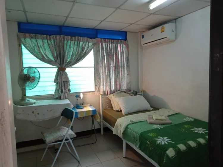 ห้องเตียงเดี่ยวห้องน้ำในตัวชั้นล่างมีแอร์น้ำอุ่น