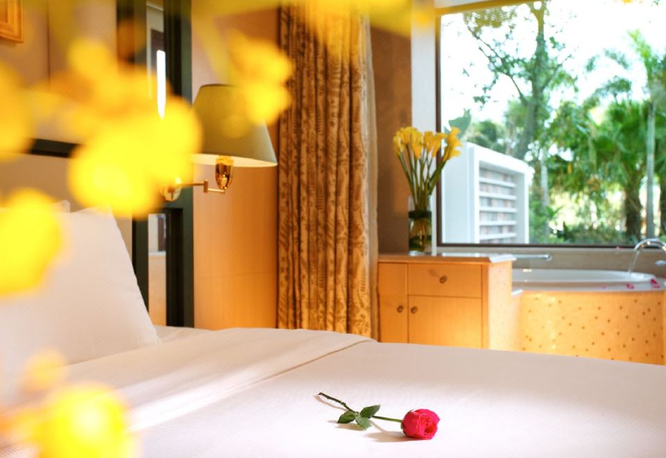 花园豪华池畔双床房-阳台直通户外花园