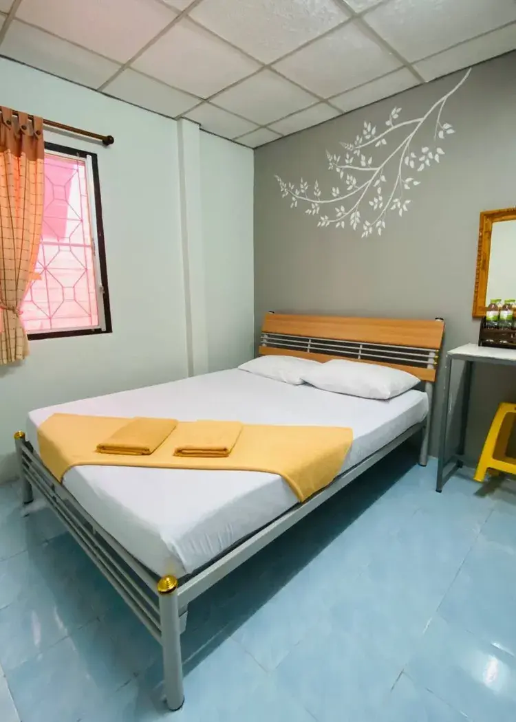 ห้องพักราคาประหยัดพร้อมพัดลม(เตียงใหญ่)