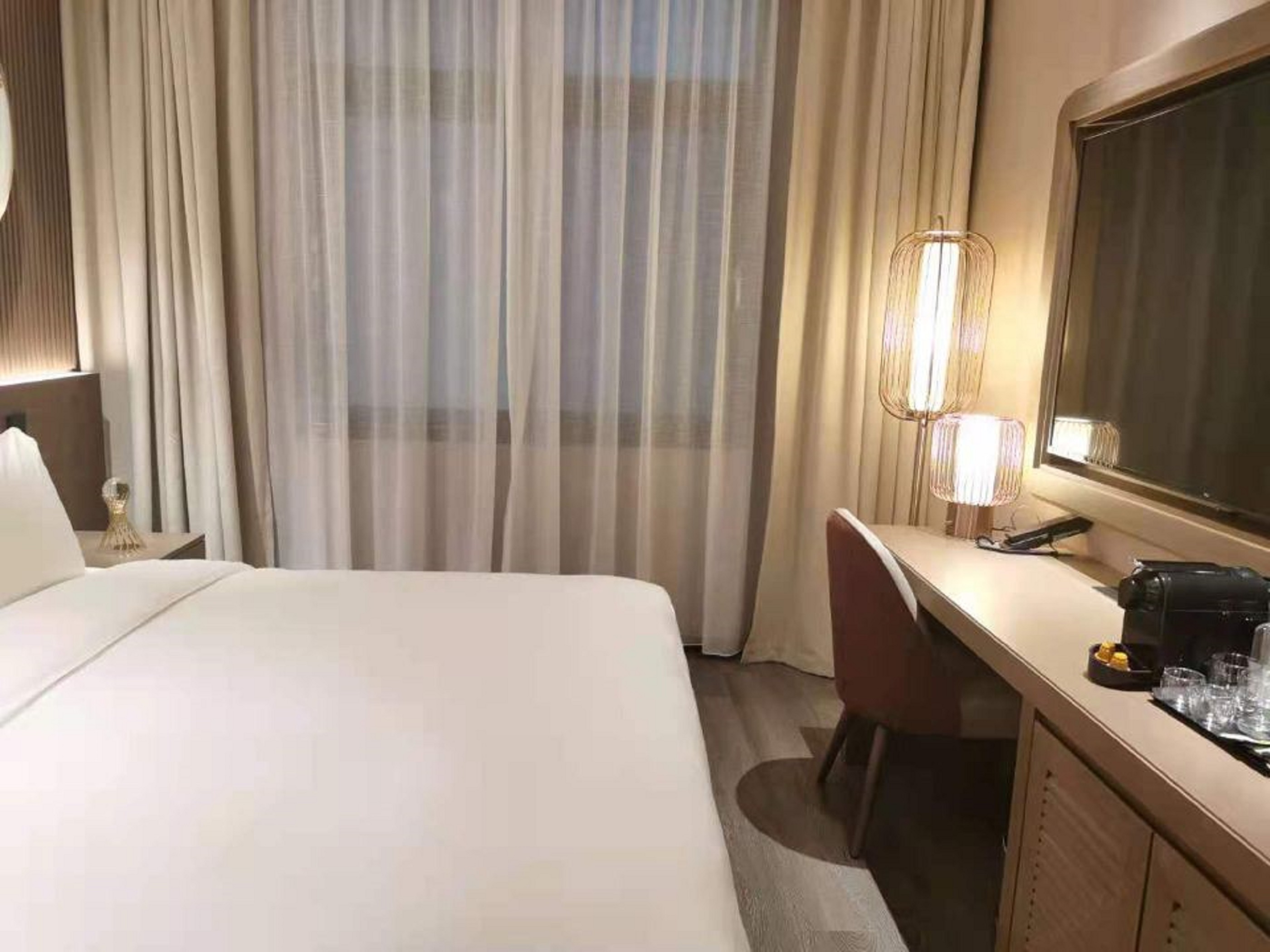 高级大床房（记忆枕+手机投屏+智能客控）