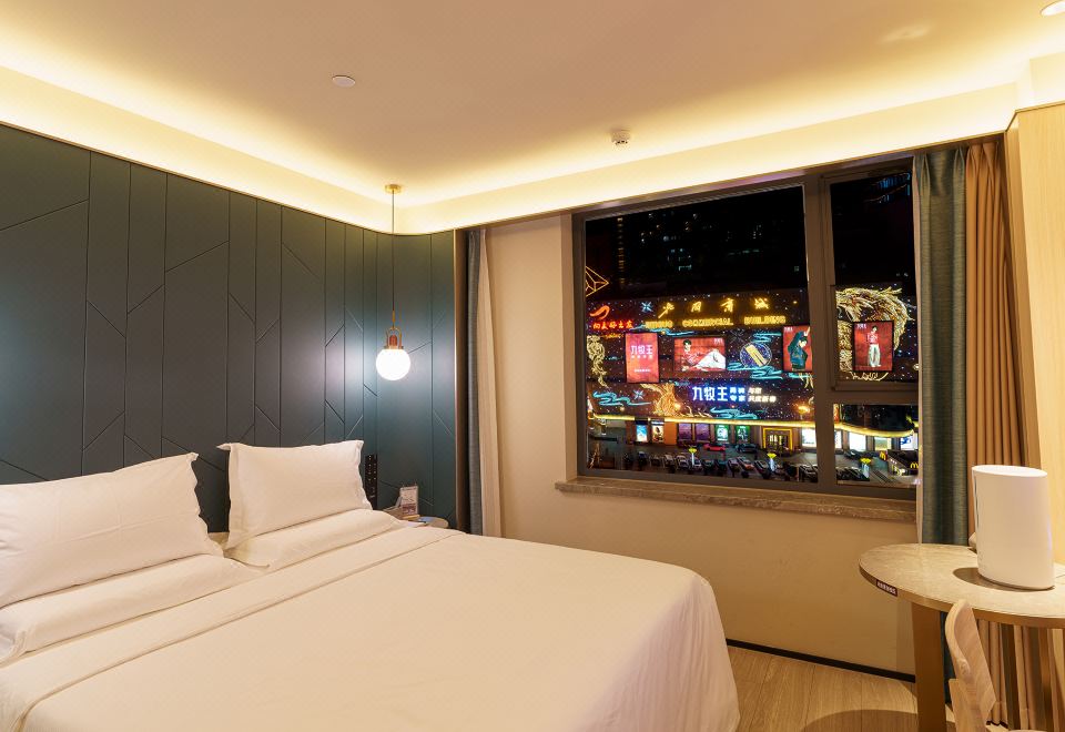 雅緻大床房（智能客控+65寸投屏電視）