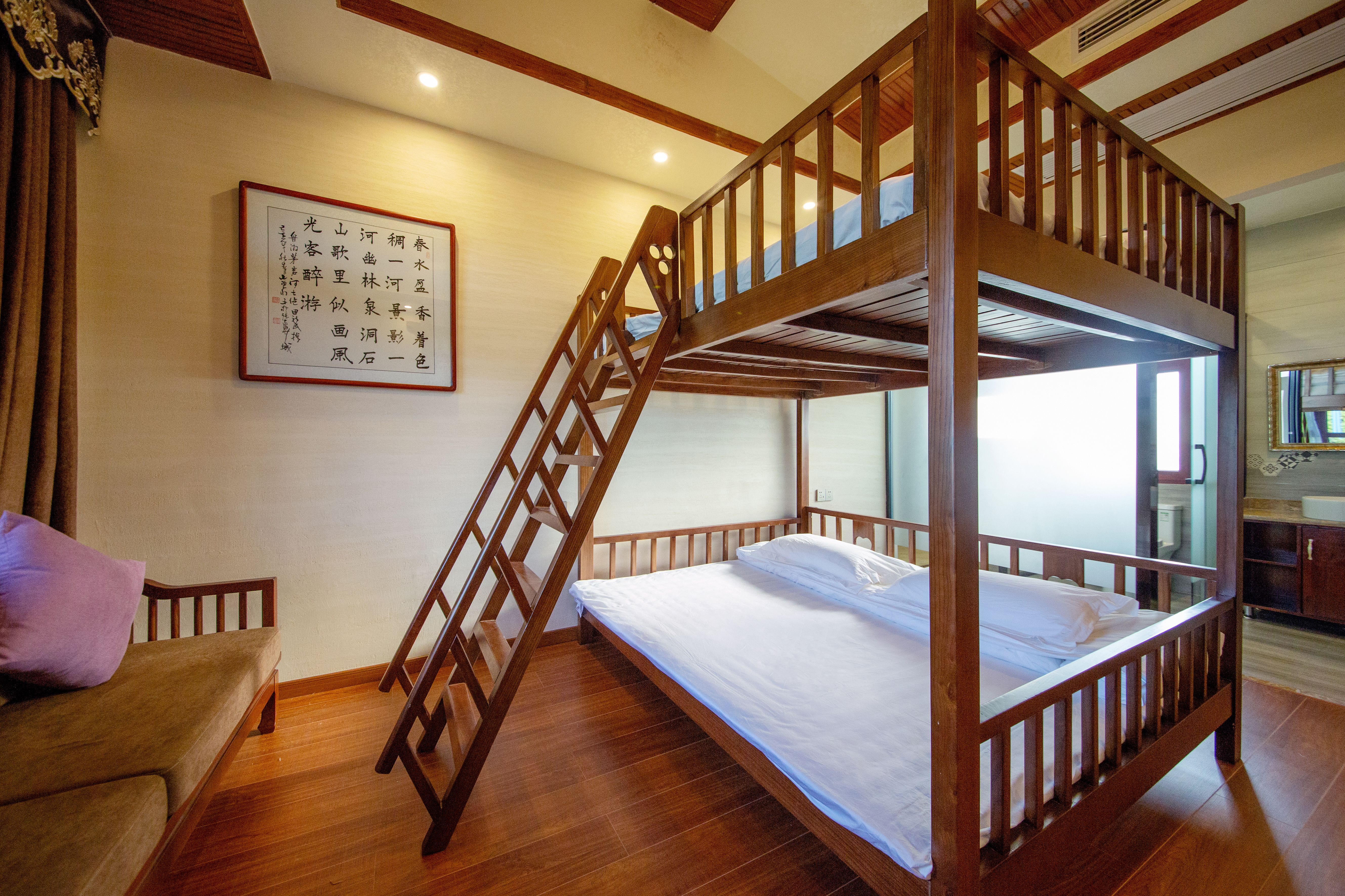 土家滴水床带浴缸、厨房、棋牌豪华大套房