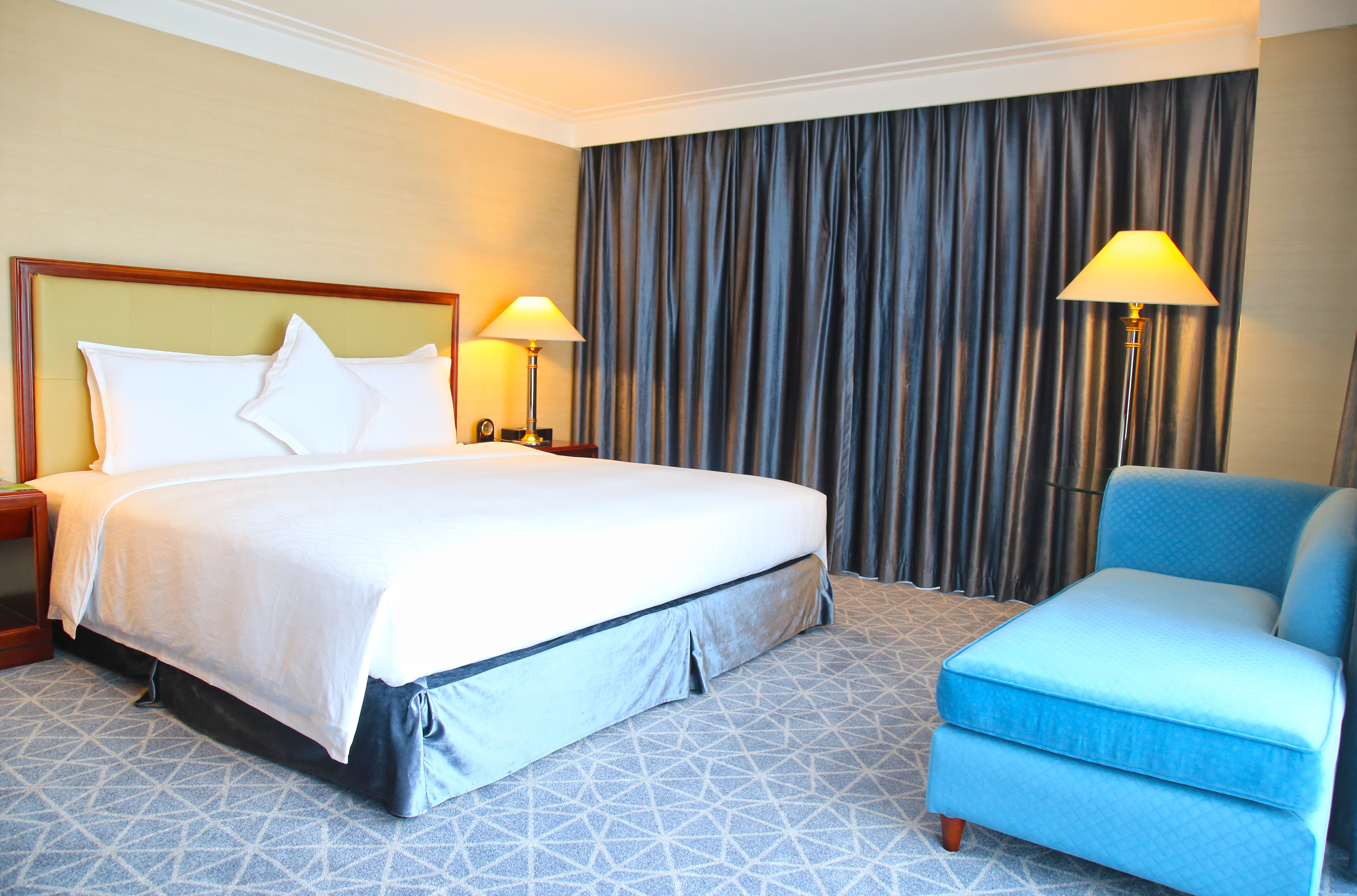 豪华套房 多功能客厅 180度落地窗