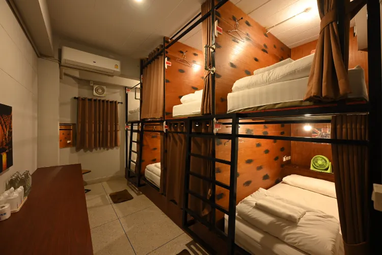 1 เตียงในห้องพักรวมชายหญิง 8 เตียง (ห้องน้ำรวม)