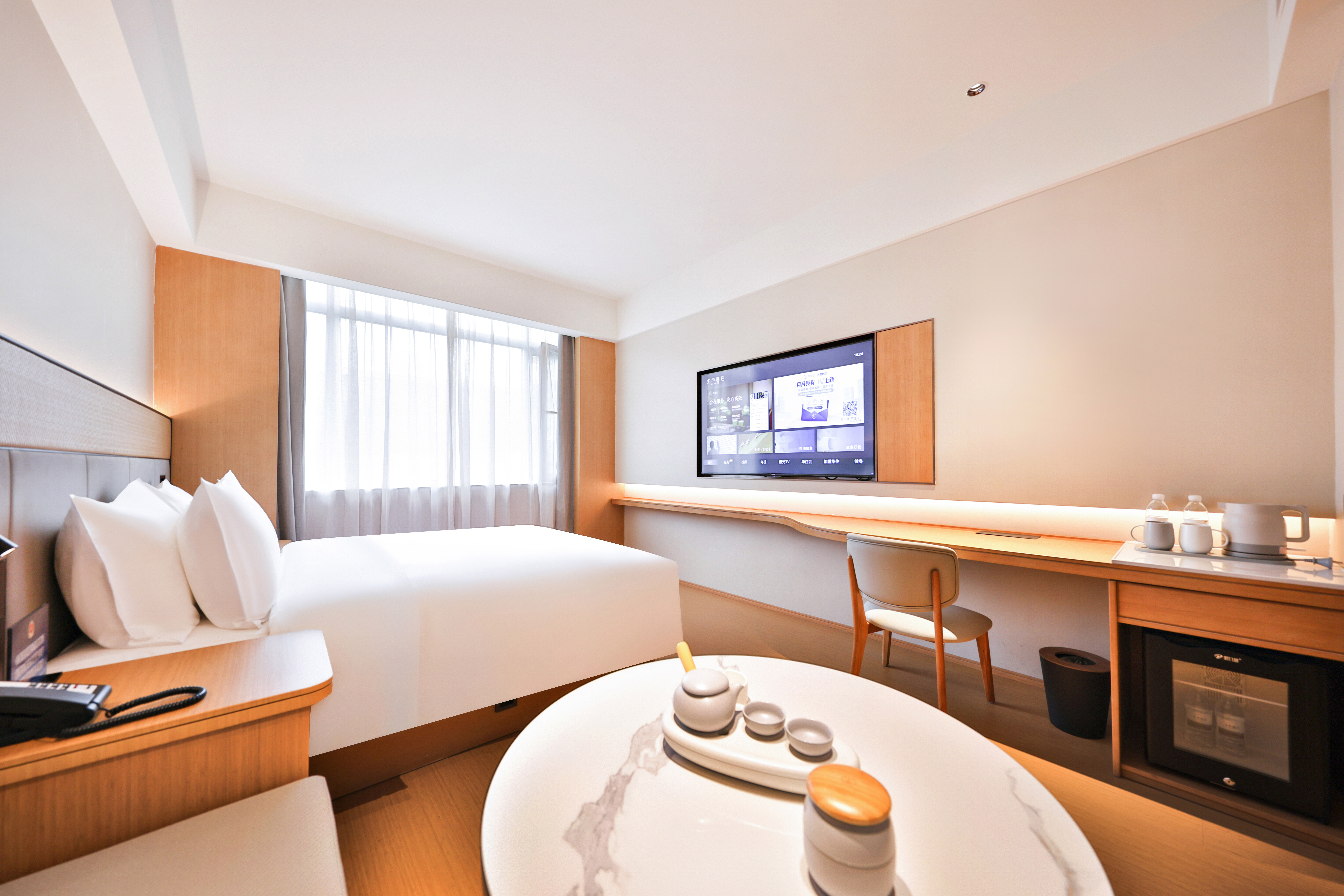 高级大床房（65寸投屏电视+小冰箱+记忆棉床垫）