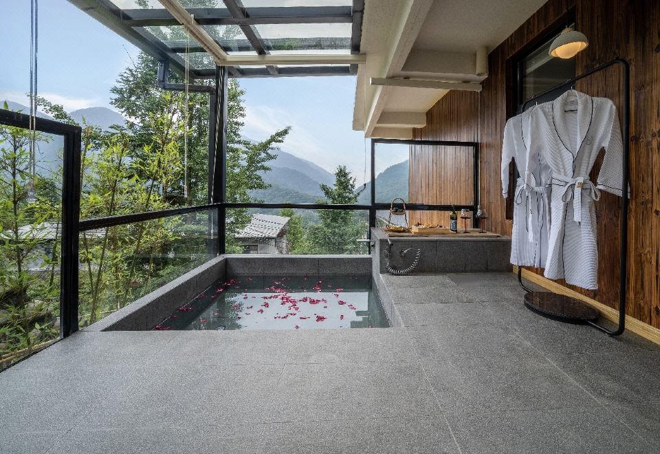 Qingcheng Mountain Qingwu HomestaySea View Private Hot Spring Projection Suite (Central Air Conditioning + Whole House Floor Heating)
