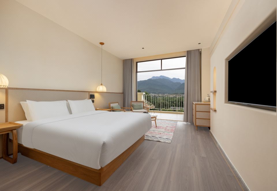 Golden Top Queen Bed Room On The Lake (Balcony With View + Smart Toilet + Goose Down Quilt + Smart Voice)