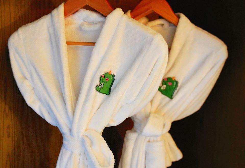 恐龙奇趣蛋主题客房，1张大床及1张上下床