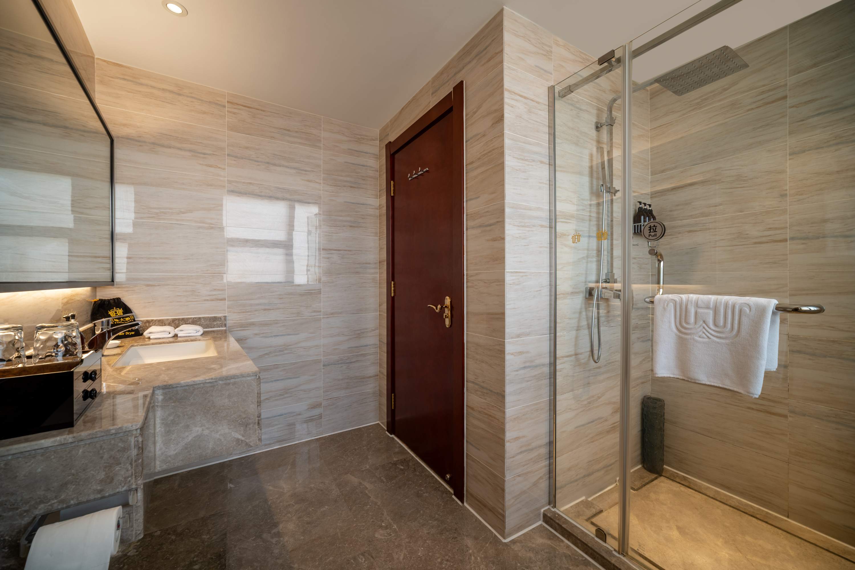 New Paris Hotel巴黎舒悦大床房·空气净化器·润境加湿器