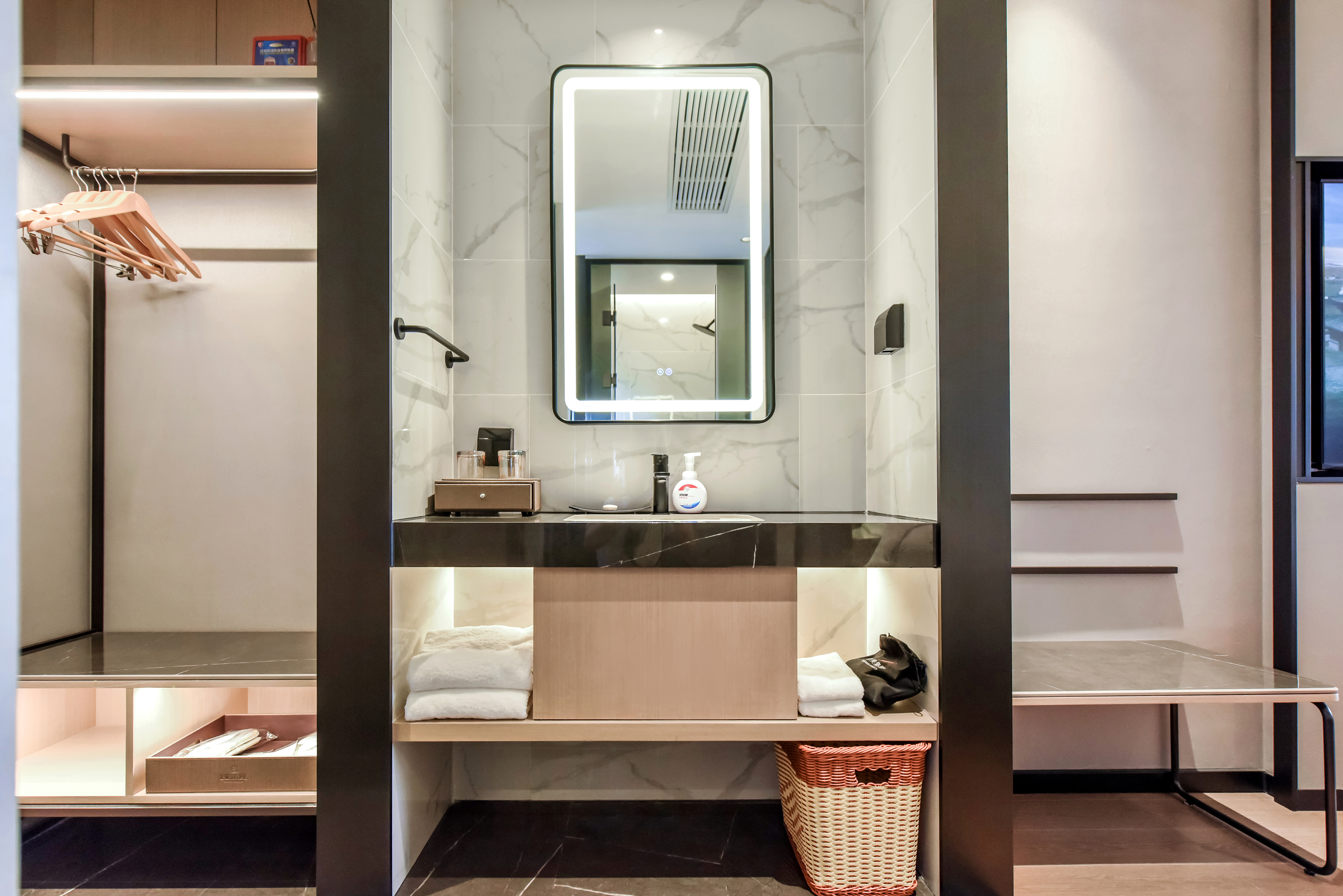 商务双床房（超赞办公桌+双层隔音玻璃）