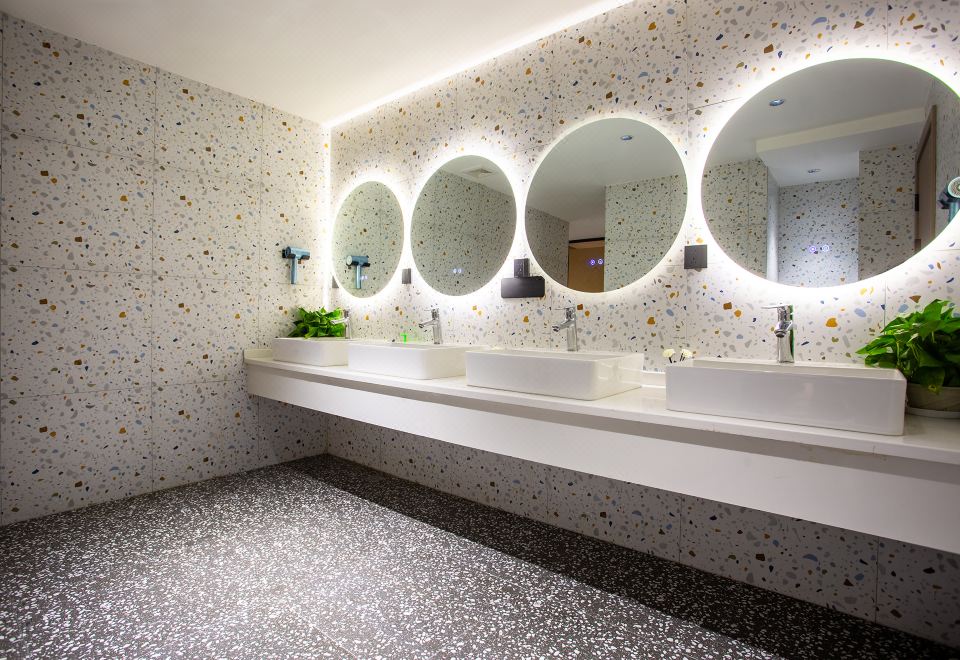 Likeyou男生六人間「負離子吹風機+品牌洗護+大廳觀影」