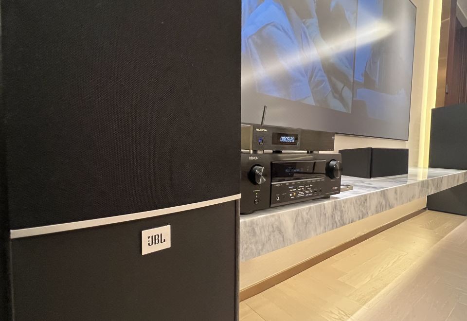 巨幕影音套房【院线电影+JBL音响+100英寸巨幕】