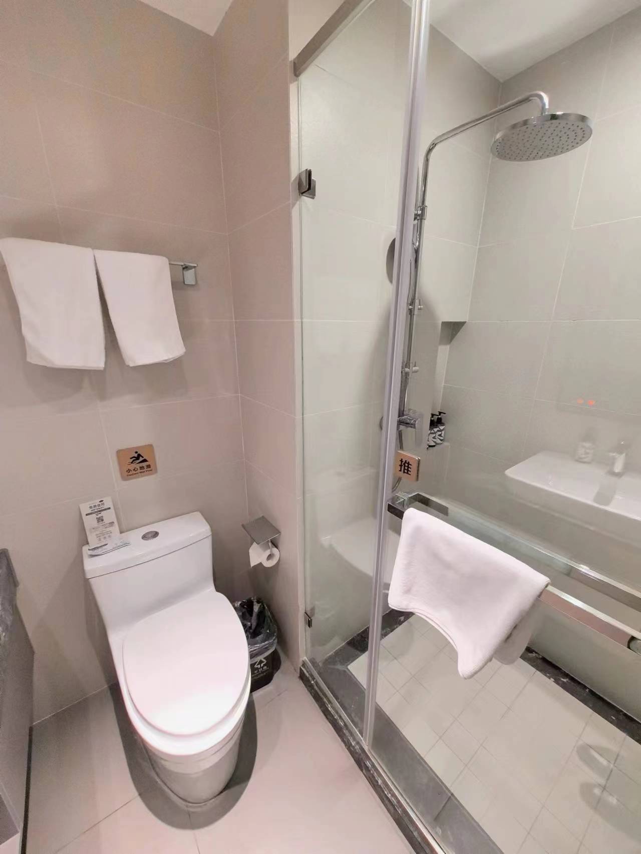 高级双床房-舒适床品-手机投屏