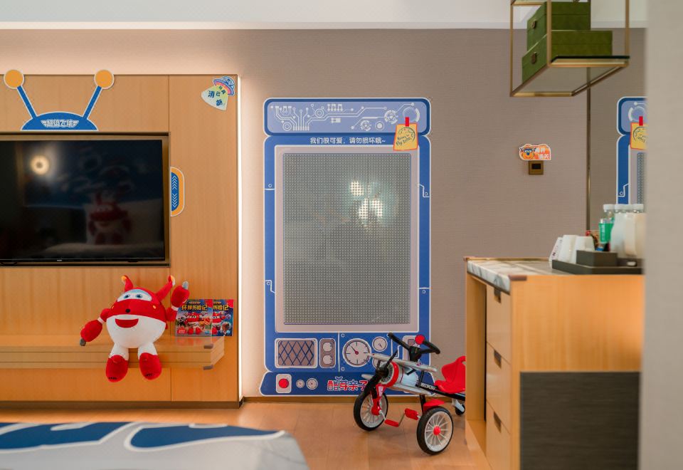 酷芽超級飛俠太空湖景雙床房