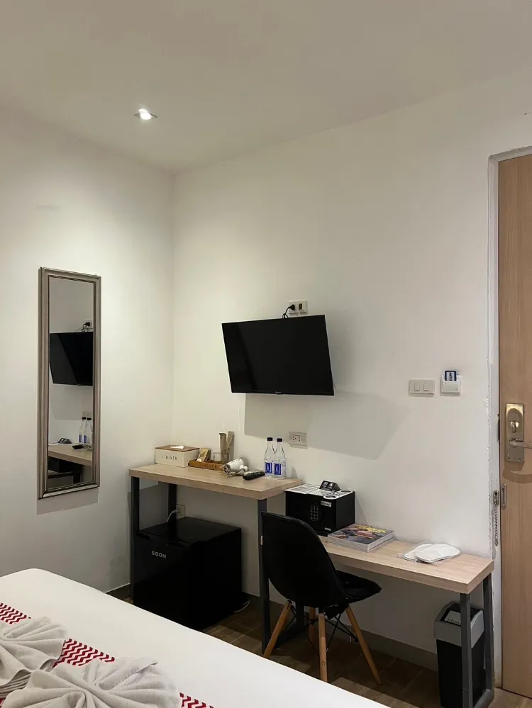 ห้องมาตรฐานเตียงคิงไซส์ (ฝั่งถนน)