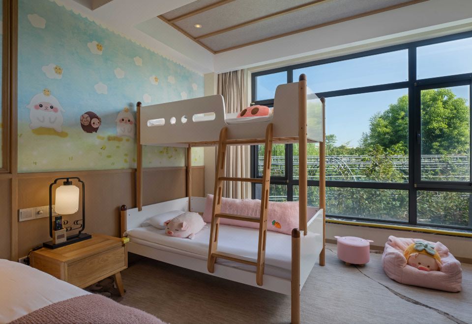 粉红小猪园景家庭房（含上下铺小童床）