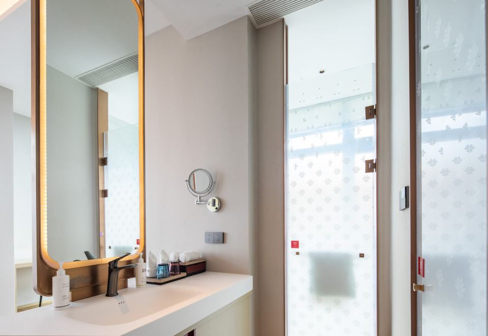 灣景豪華大床房（超大落地窗+智能客控+美粧鏡）