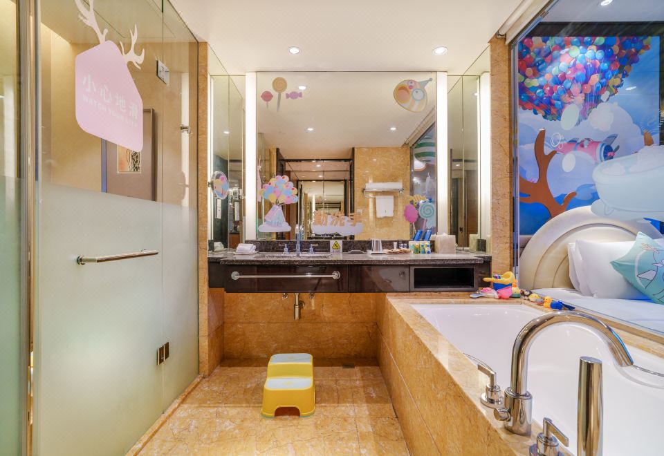 糖果飞屋亲子家庭双床房（俏皮鱼嘴丨落地窗丨动人夜景）