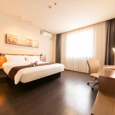 尊享·甄選大床房【負離子速幹吹風機+65寸液晶大屏】 錦江之星品尚飯店（廈門北站集美大學店）優惠