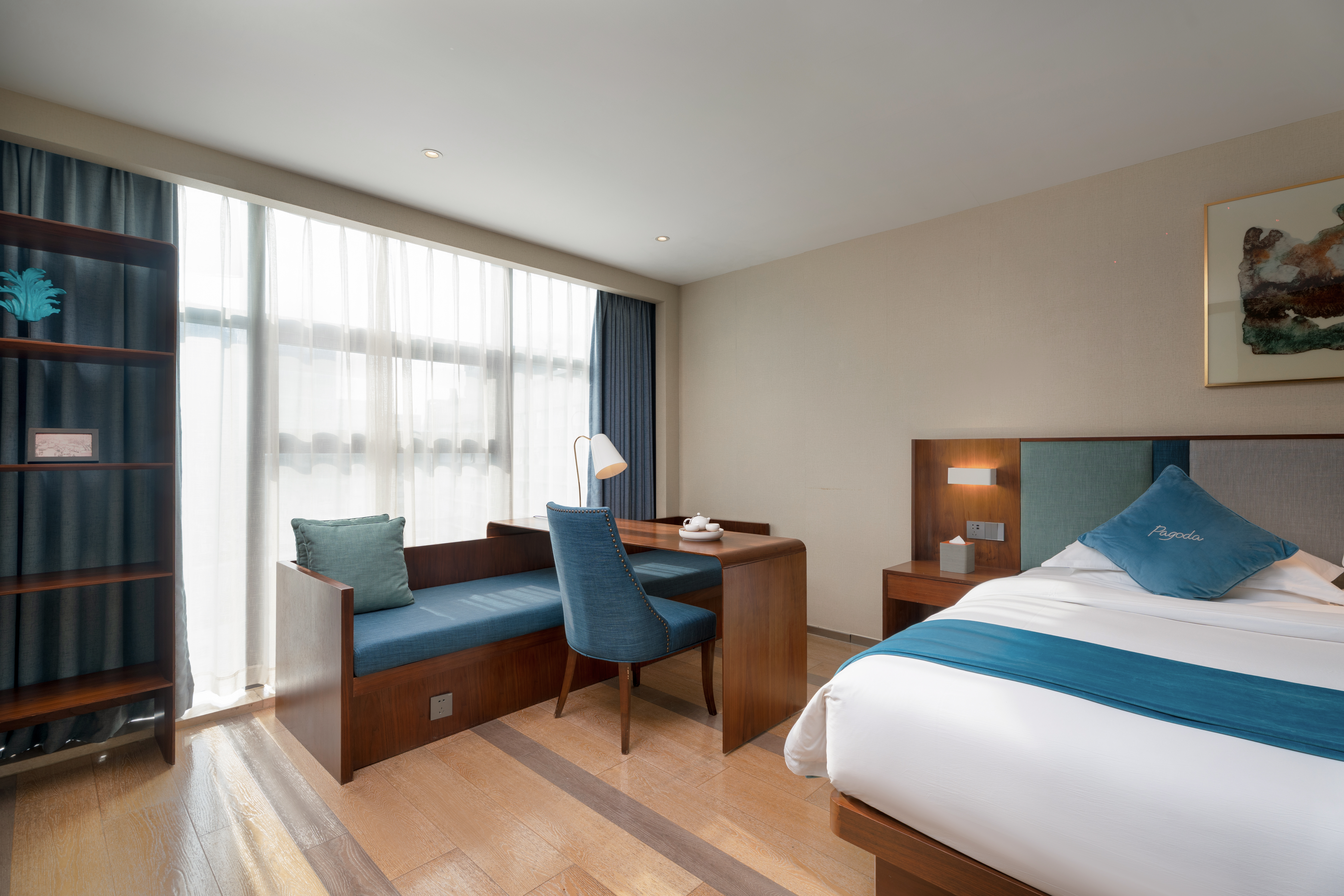 Pagoda Hotel Hangzhou West Lake Wulin豪华大床房+移动式书桌+全景玻璃视野