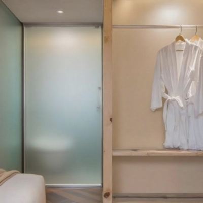 原木雅韻·零壓大床房【白橡實木傢俱+慕思乳膠寢具】 花築奢·麗江古城沁湖軒湖景花園客棧優惠