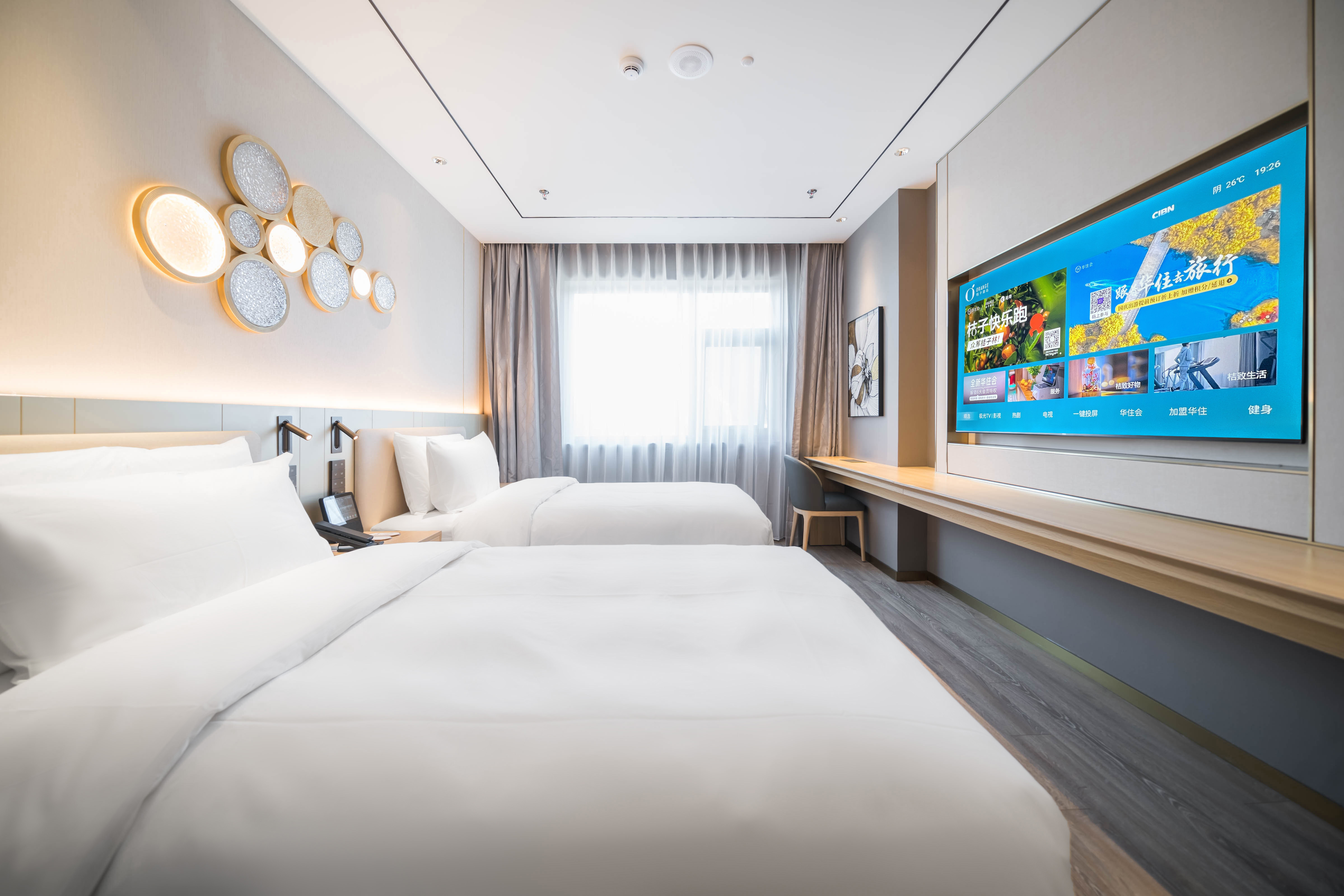 高级双床房（智能客控+65寸投屏电视+小冰箱）