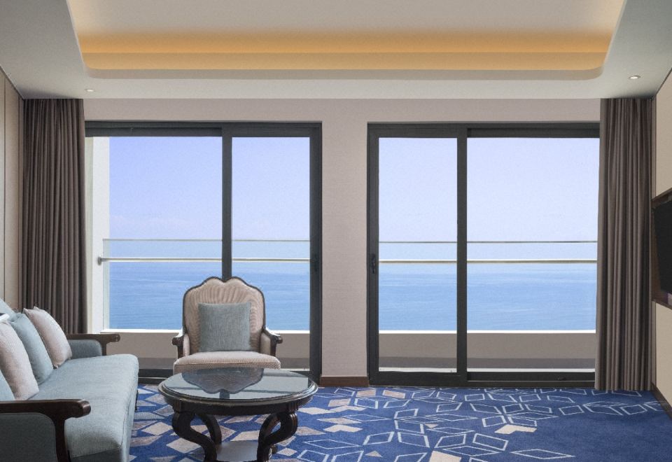 Four Points by Sheraton DanangPanoramic 1-Bedroom Corner Suite, Ocean View, High Floor, Balcony, Bathtub