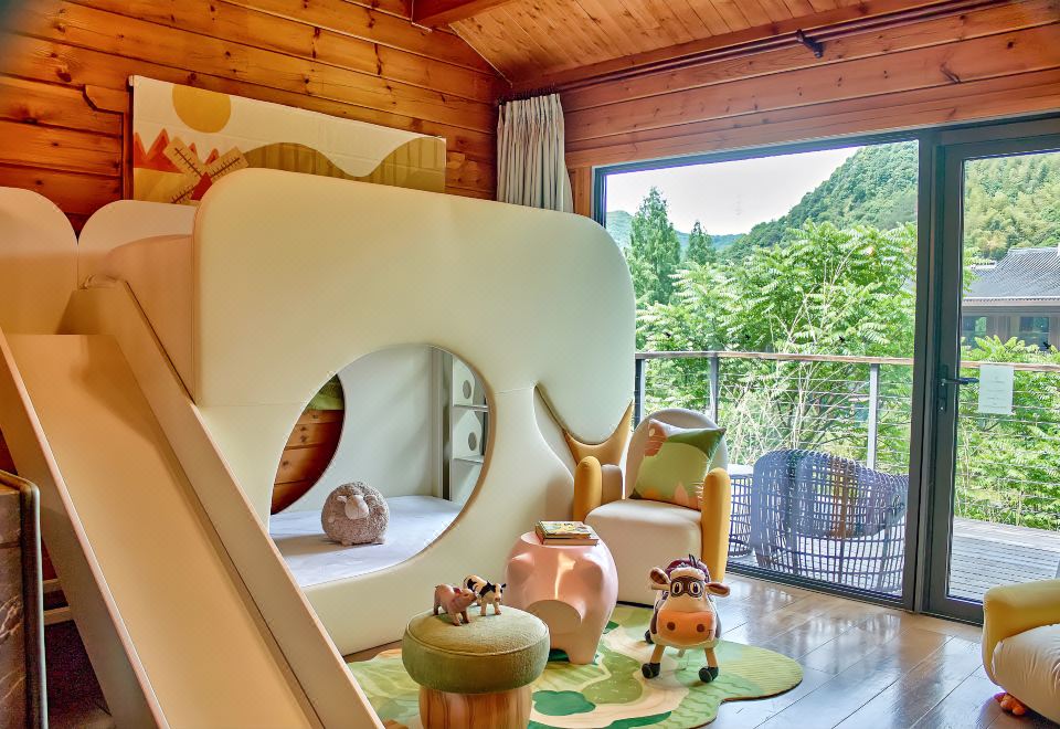 Wonderland Resort ZhujiCute Pet Theme Family Room