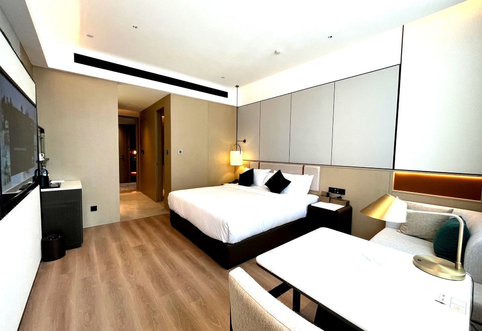 Panoramic Queen Room