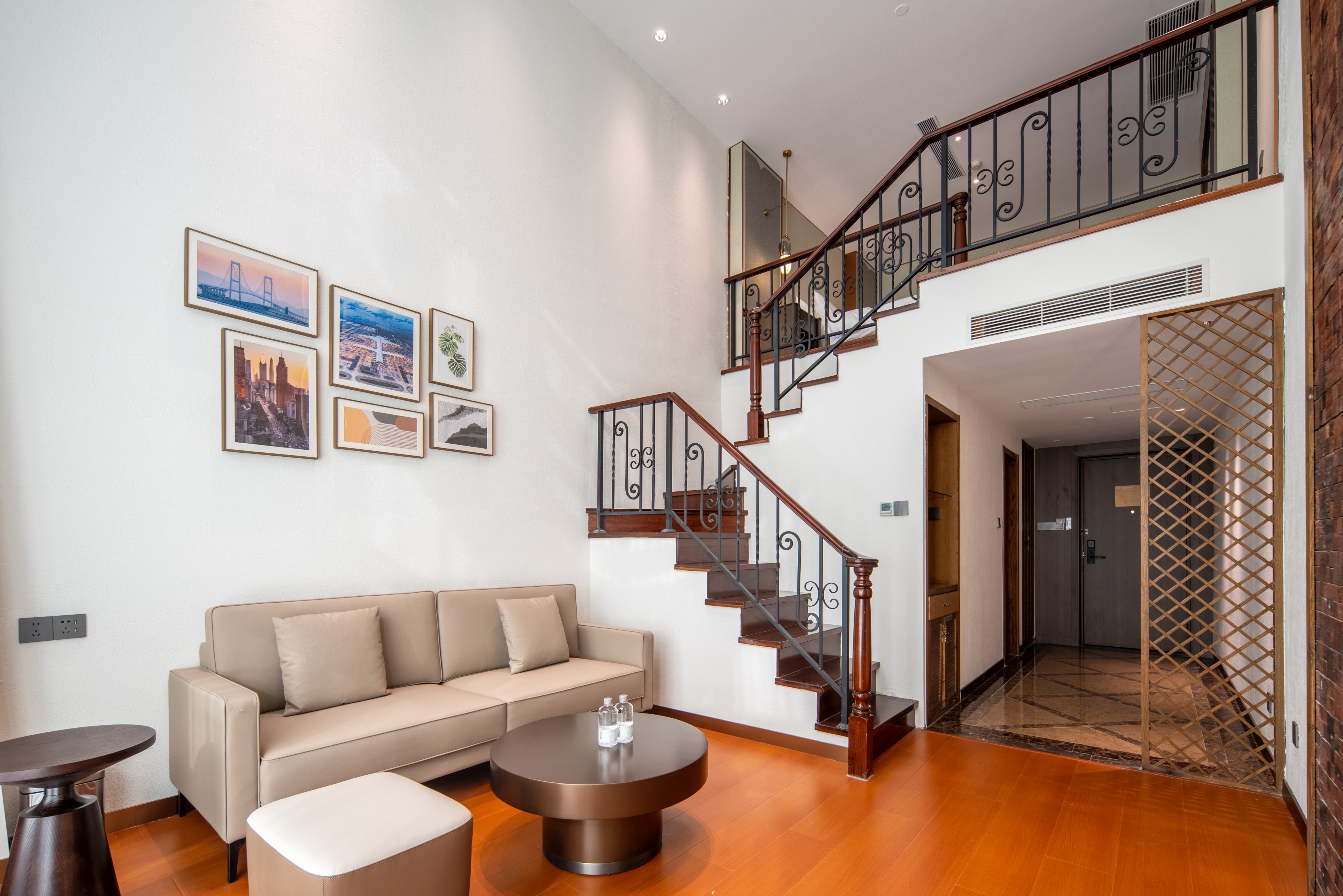 复式大床房（Loft大面积+单人沙发+智能投屏）