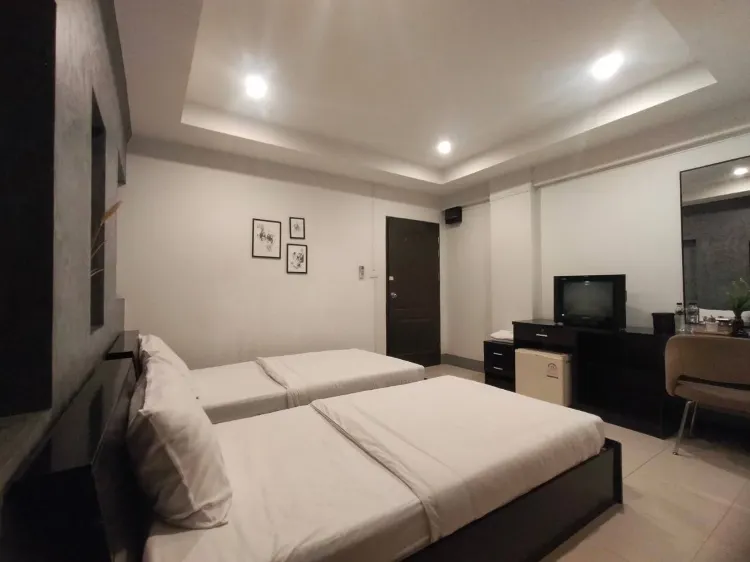 ห้องดีลักซ์ เตียงแฝด พร้อมระเบียง