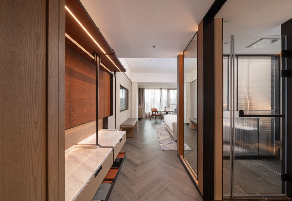 豪华湖景大床房