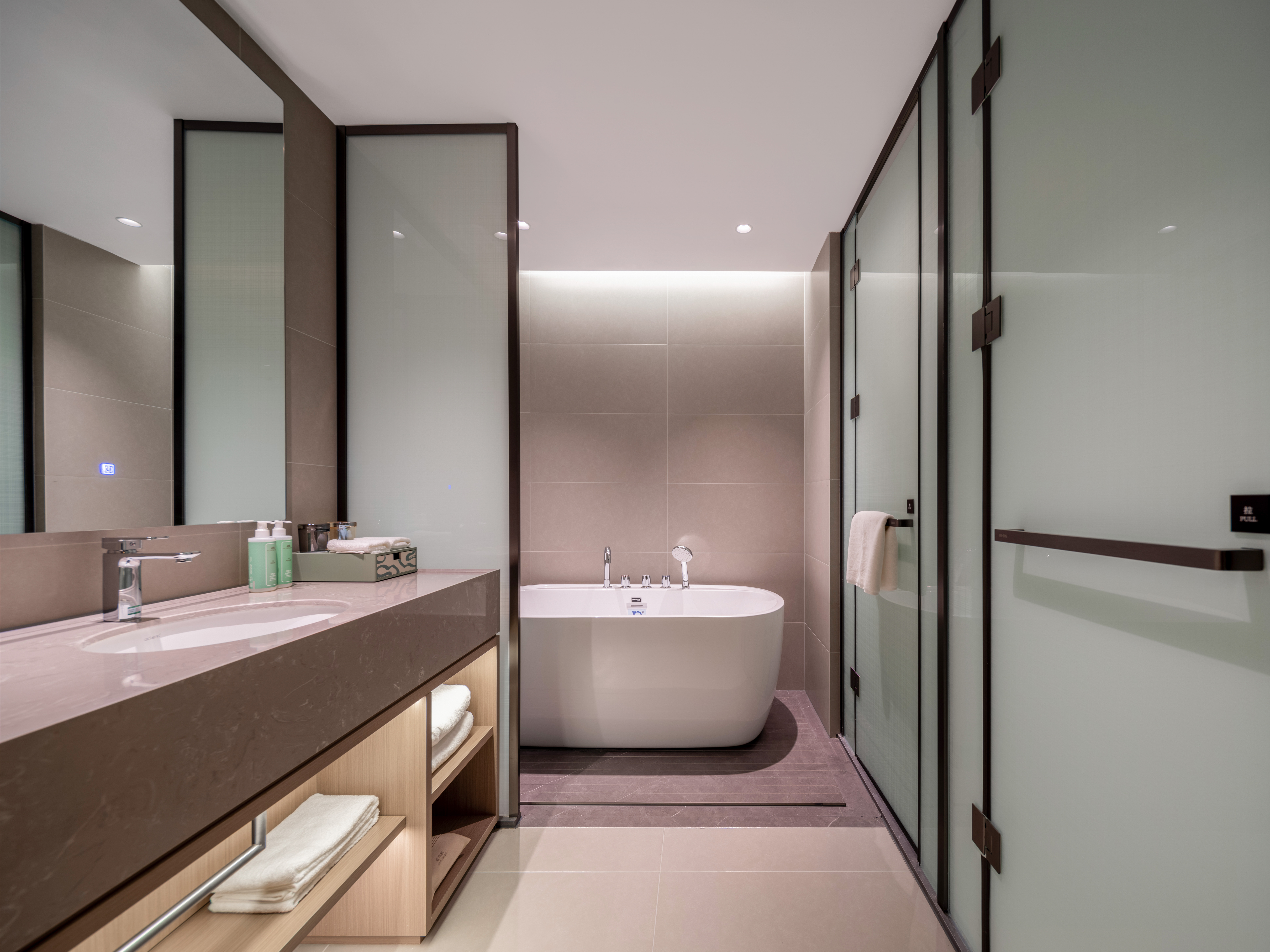 曼享乐活商务大床房-独立浴缸+全景落地窗