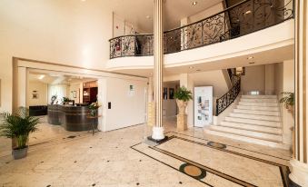 Phi Hotel Astoria - Housity