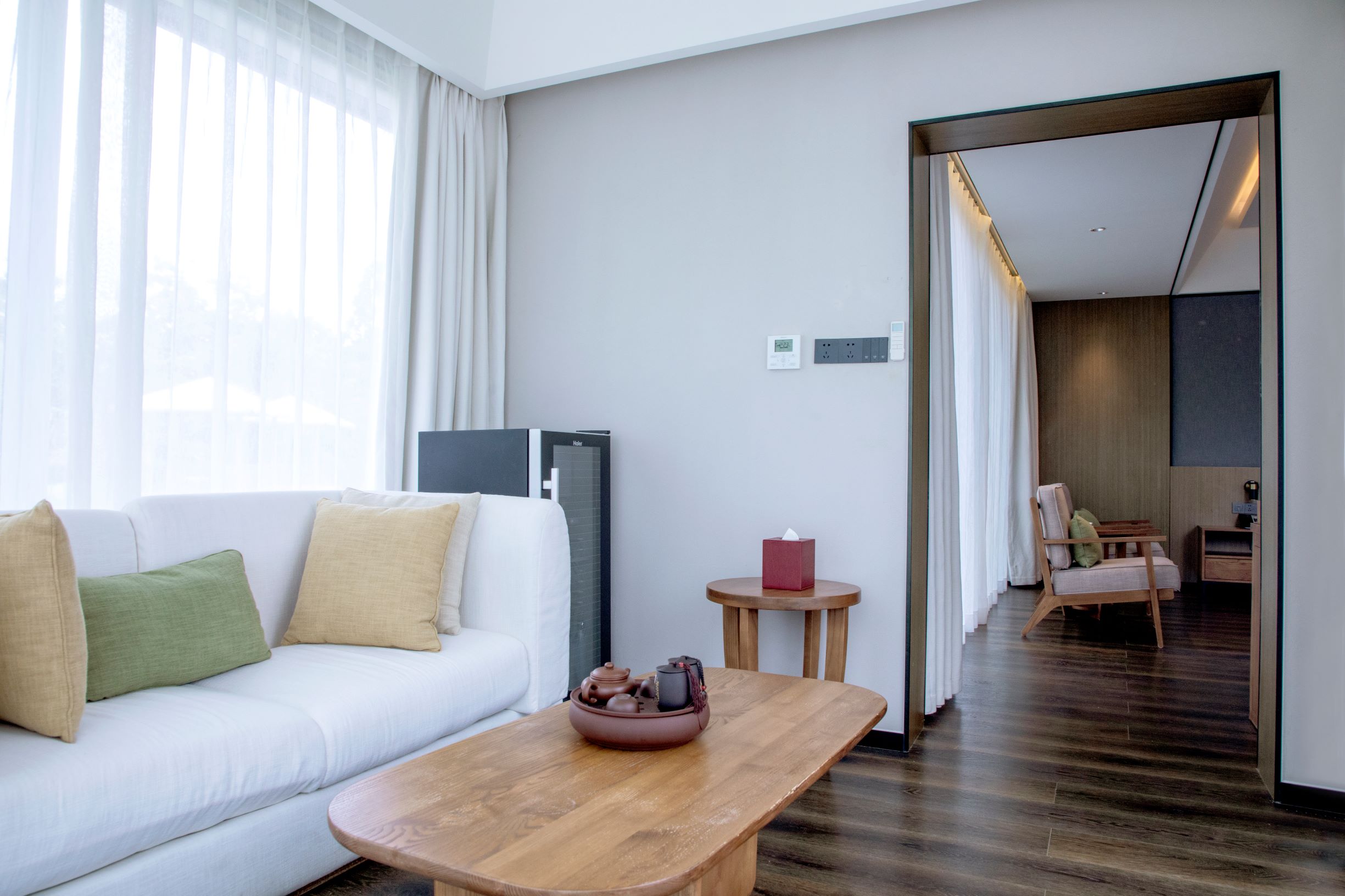 湖畔豪华套房（一室一厅+超大浴缸+观景露台）