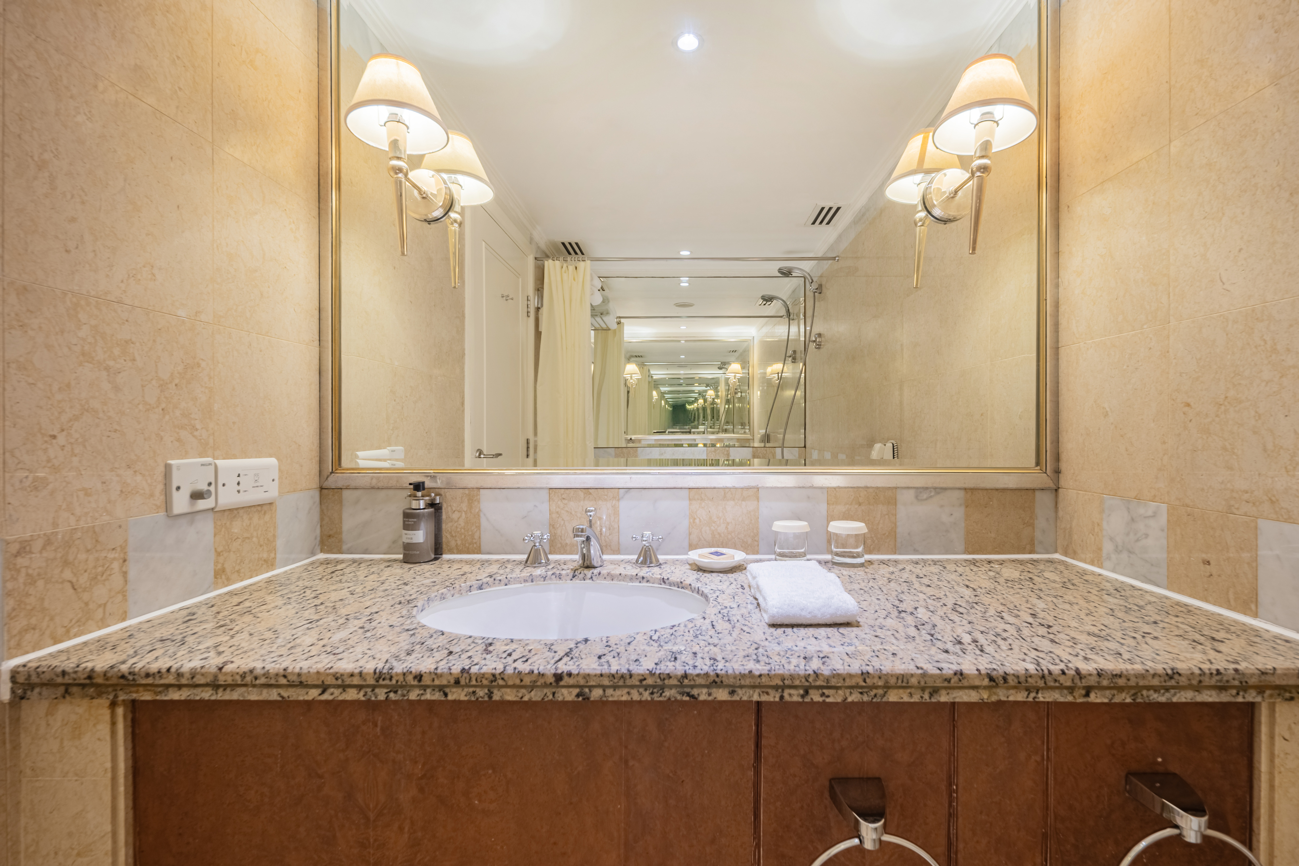 高级大床房「地毯+小冰箱+浴缸」